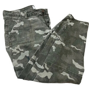 William Rast cropped skinny camo print cargo pants, junior size 31.